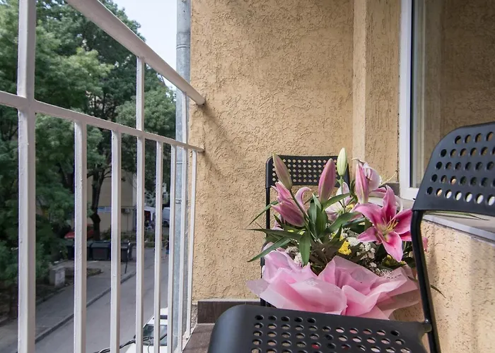 Modern Flat Nearby Center Fast Internet * Warna